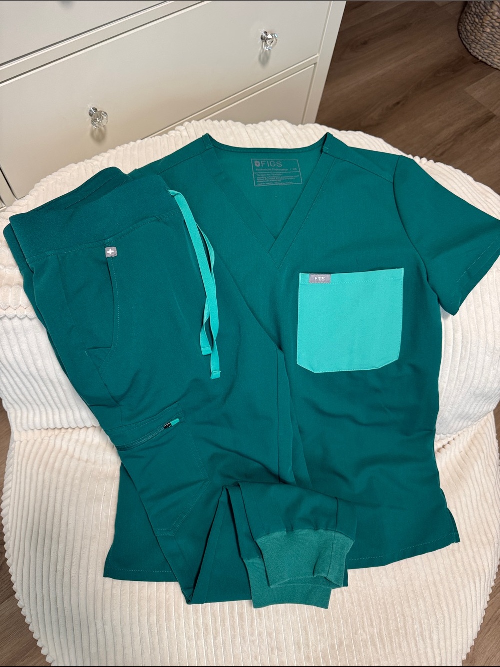 Figs scrub set in hunter green
